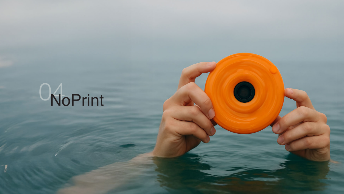 Hände halten eine leuchtend orangefarbene NoPrint-Kamera im Wasser