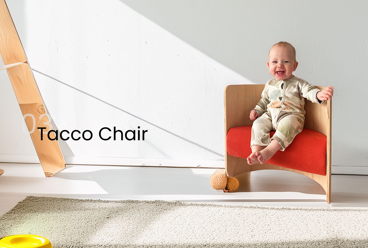 Ein lächelndes Baby sitzt in einem modernen hölzernen Tacco Chair